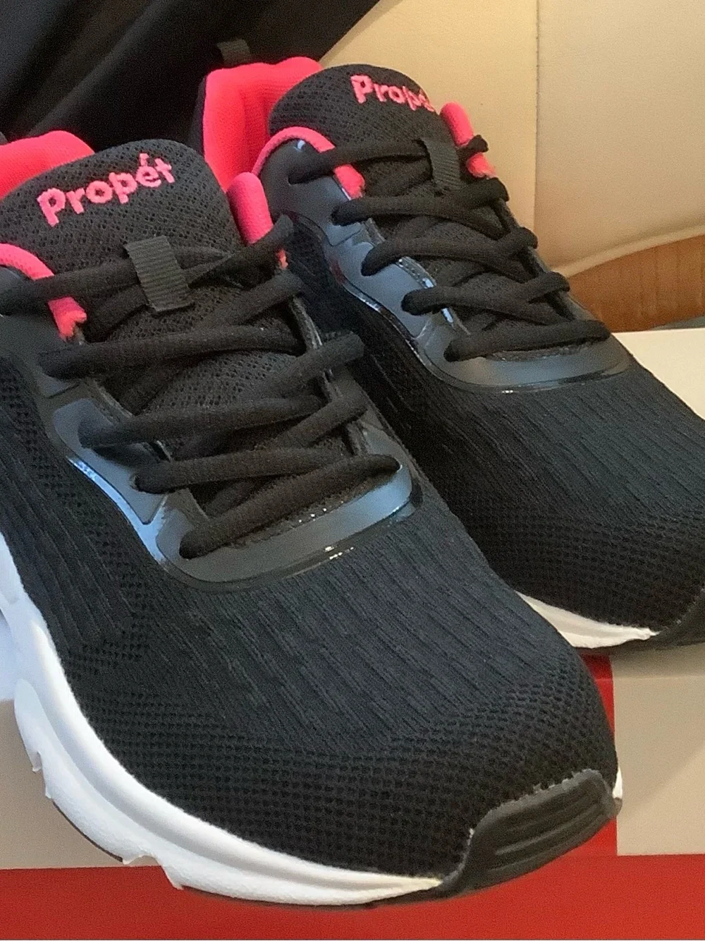 New in the box PROPET 10W Stability Strive Walking Sneakers Black & Hot Pink New